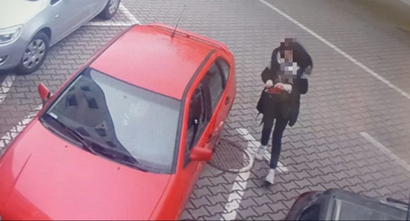 Przyjechała pod komendę załatwić sprawę - 39-latka miała dwa sądowe zakazy prowadzenia aut