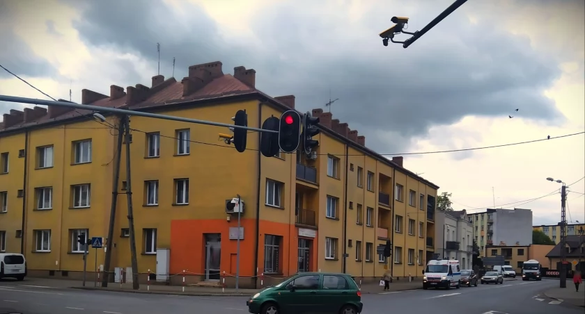 Uwaga kierowcy! Na wieluńskim skrzyżowaniu kamera zarejestruje przejazd na czerwonym świetle