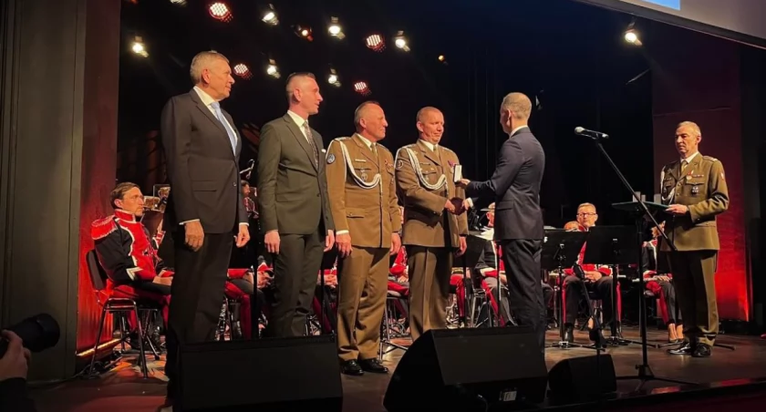 Przemysław Serweta został uhonorowany medalem 25 lat Polski w NATO