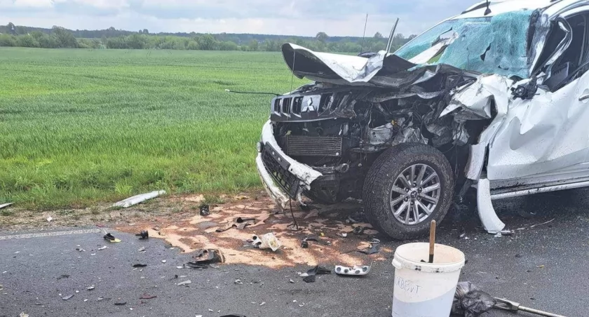 Przód osobówki został zmiażdżony 