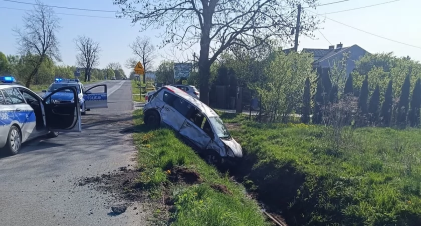 Ucieczka 19-latka przed policyjną kontrolą - jego rajd zakończył się w rowie