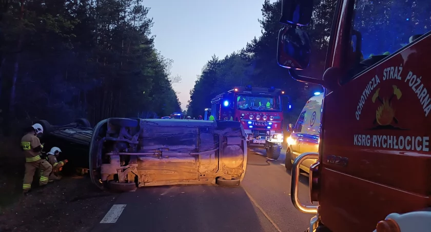 Młoda kobieta uderzyła samochodem w inne auto 