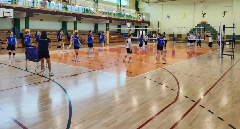 Kadra województwa łódzkiego siatkarek na zgrupowaniu w Pajęcznie.