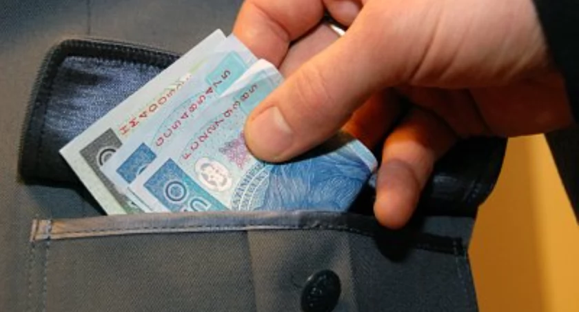 Próbował przekupić policjantów. Wręczył im gotówkę na tzw. dobry obiad