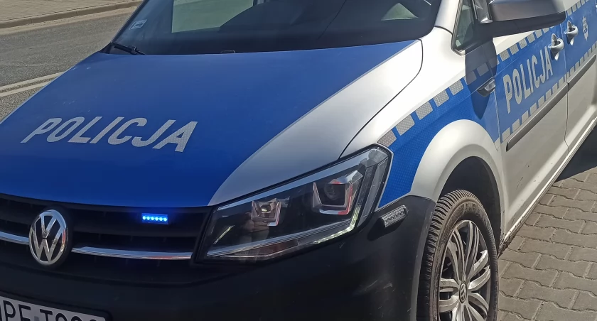 Cofał aż wjechał w inny pojazd – mieszkaniec Wielunia się nie popisał