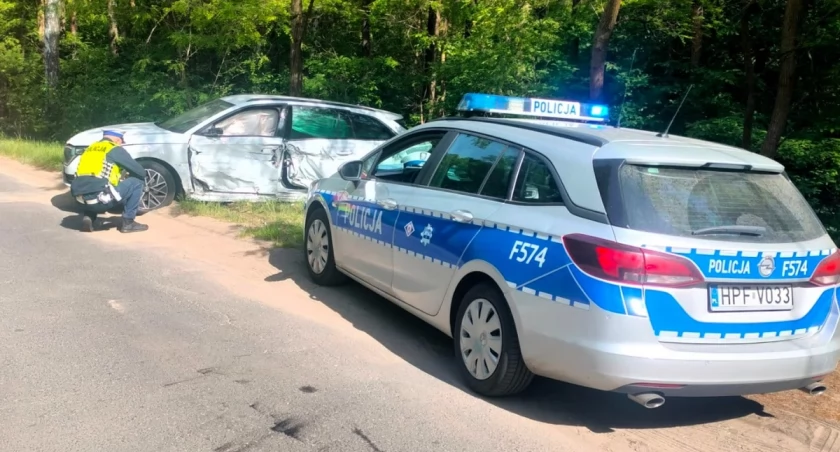 Wypadek na łuku drogi - 39-latka oraz 9-latka przewiezione do szpitala