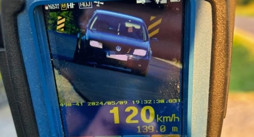 Pędził ulicami miasta 120 km/h! 19-latek otrzymał surową karę