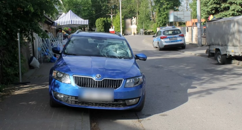 Samochód potrącił 72-latka - mężczyzna z ciężkimi obrażeniami trafił do szpitala