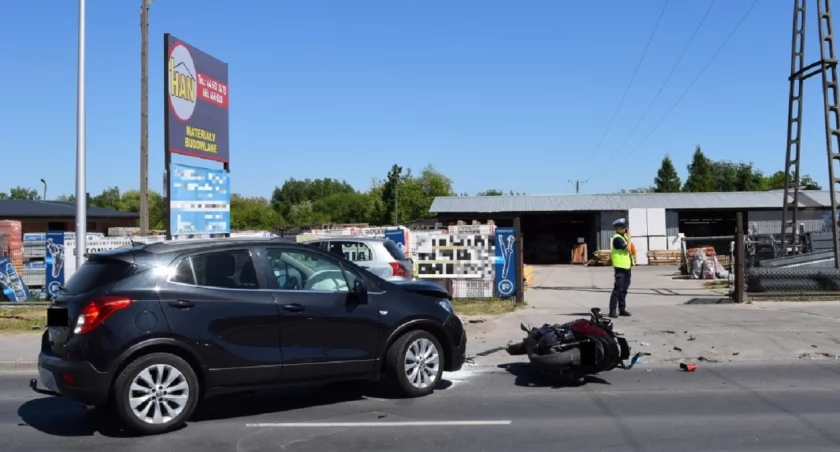 Zderzenie osobówki z motocyklem. Kierowca jednośladu trafił do szpitala