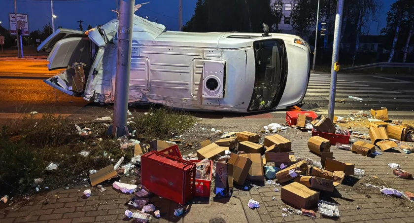 Zderzenie w centrum miasta - ciężarówka uderzyła w dostawczego busa 