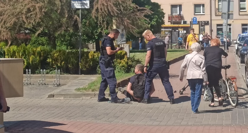 Pijany  chodził z wiatrówką po parku w Wieluniu