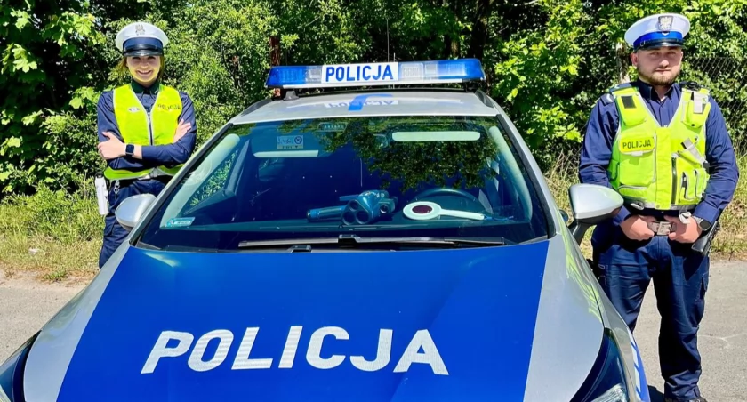 Mieli kontrolować prędkość - zamiast tego eskortowali auto z rannym chłopcem