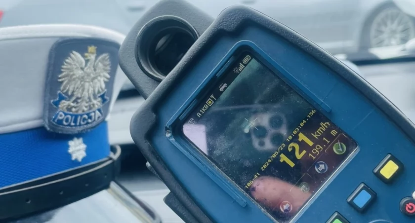 Jechali ponad 120 km/h w terenie zabudowanym. Stracili prawo jazdy