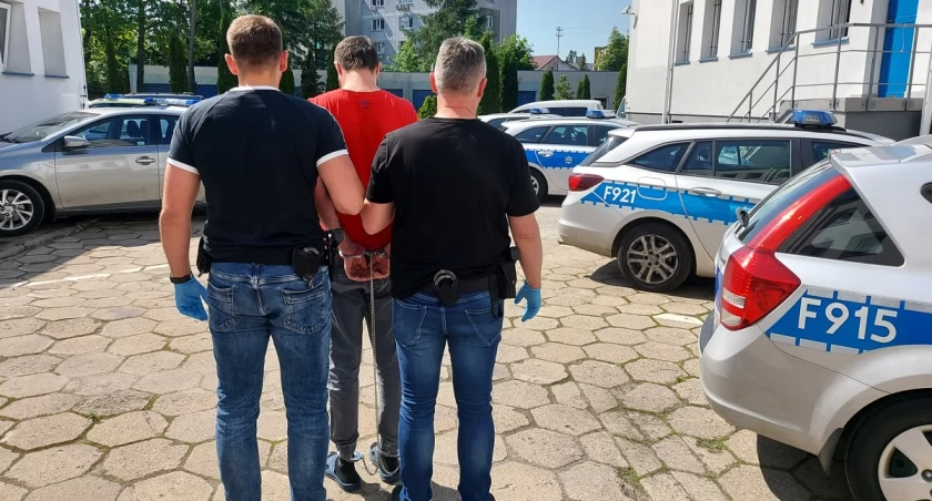 Najechał na mężczyznę, który leżał na drodze - uciekł, bo był pijany