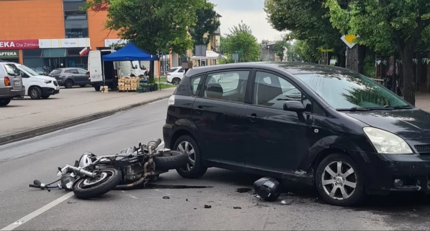 Skręcała w lewo i nie zauważyła motocyklisty - 36-latek trafił do szpitala