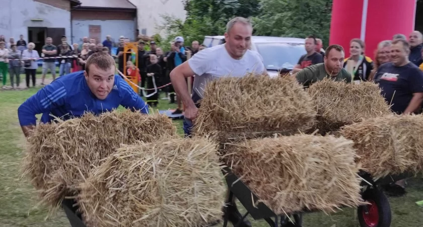 Biegi z taczkami, workami z piaskiem i rzut snopkiem siana 