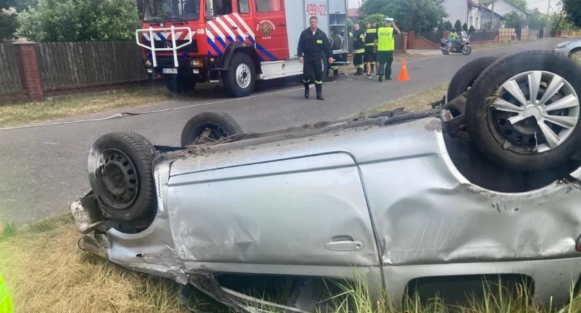 Groźne dachowanie po eksplozji - wypadek w pajęczańskim