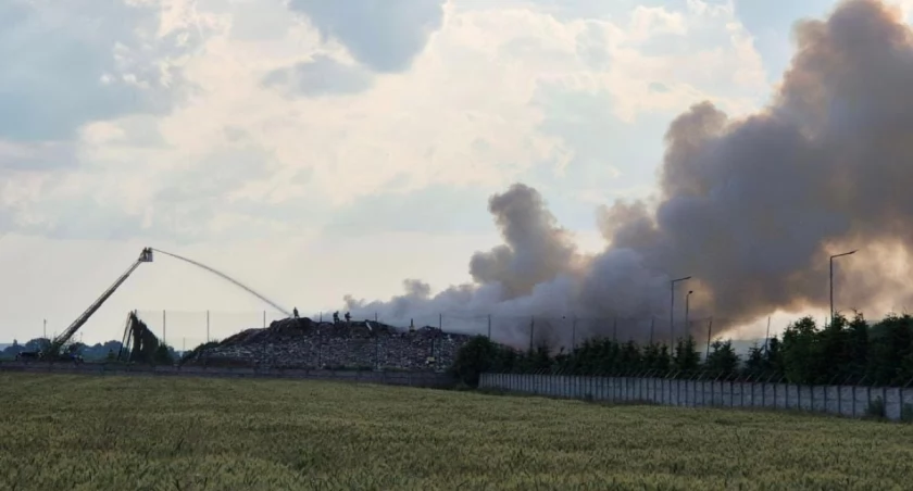 Ogromny pożar śmieci na składowisku - czarny dym było widać z daleka! 