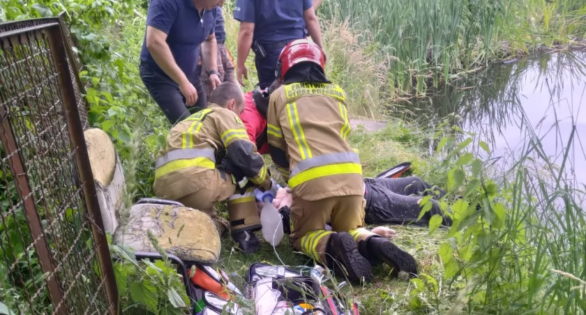 Strażacy próbowali ratować człowieka, policjanci pomagali