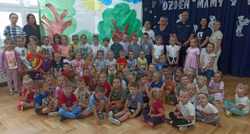 Bezpieczne Wakacje: Policjanci Edukują Najmłodszych
