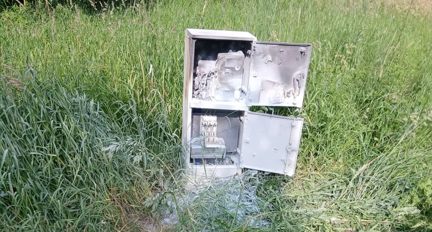 Pożar w Ostrówku - paliła się skrzynka elektryczna