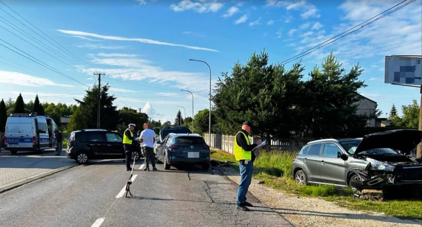 Trzy auta zderzyły się na drodze - jedna osoba w szpitalu 