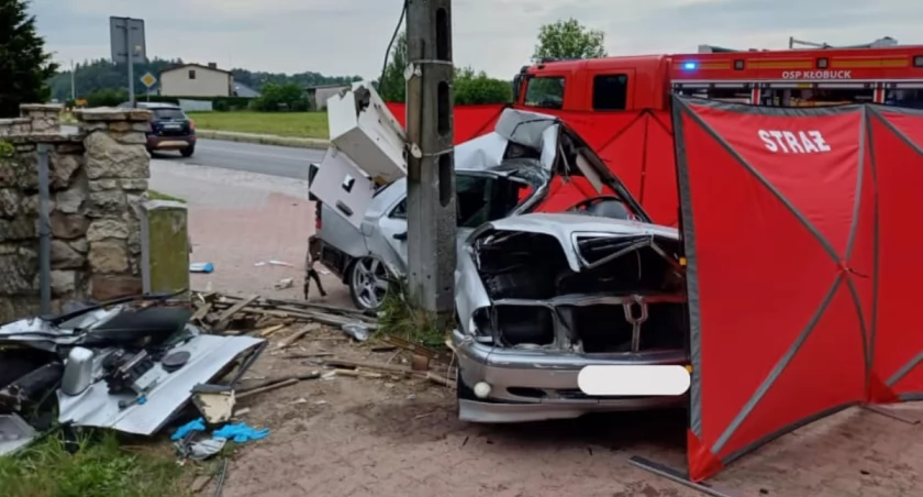 Tragiczny wypadek - zmiażdżone auto, pasażerka nie żyje