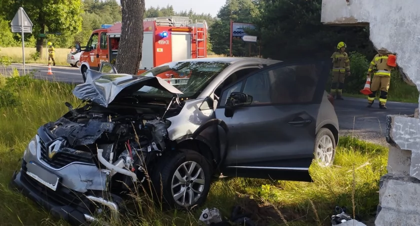 Zderzenie dwóch osobówek. 81-latek uderzył w przystanek