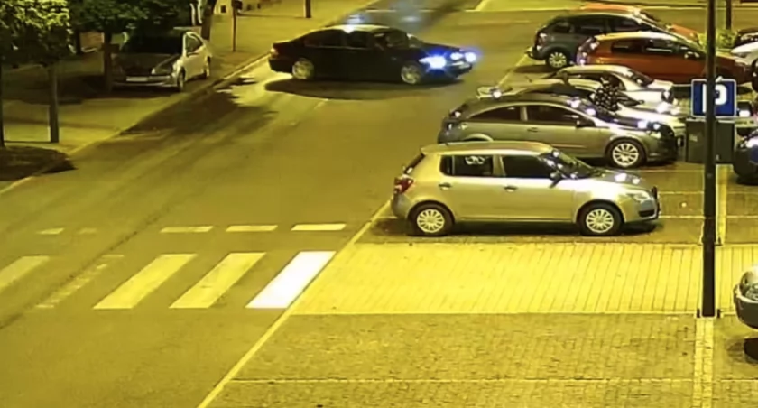 Driftował bmw w centrum miasta i uderzył w auto - teraz poszukuje go policja