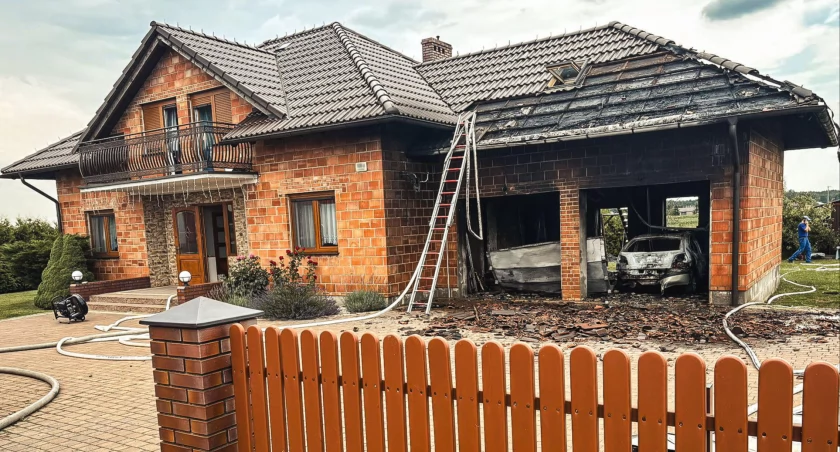 Pożar w przydomowym garażu - spłonęło zaparkowane w nim auto