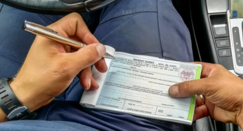 Uderzył ciężarówką w osobówkę. Nie przyjął mandatu