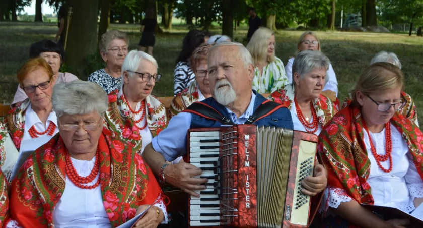 Dziewczyny wianki na wodę rzucały ... 