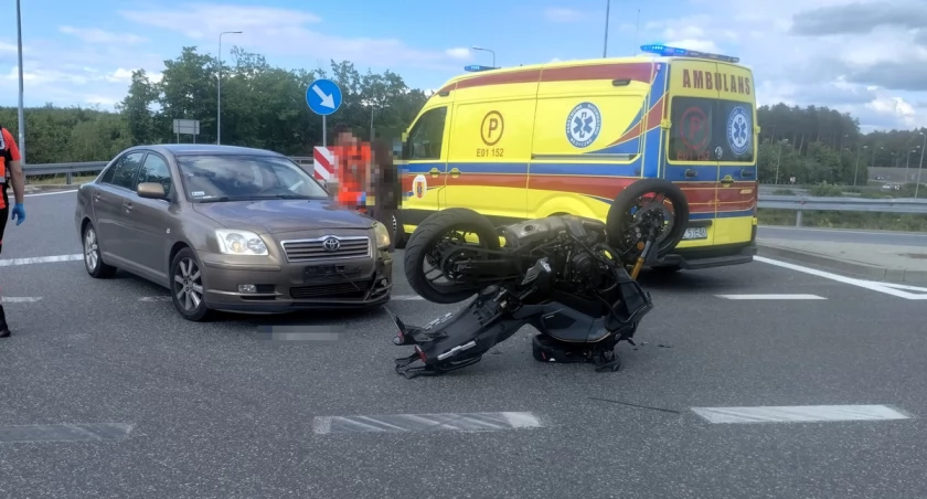 Chwila grozy na drodze - nie ustąpił pierwszeństwa i uderzył w motocyklistę