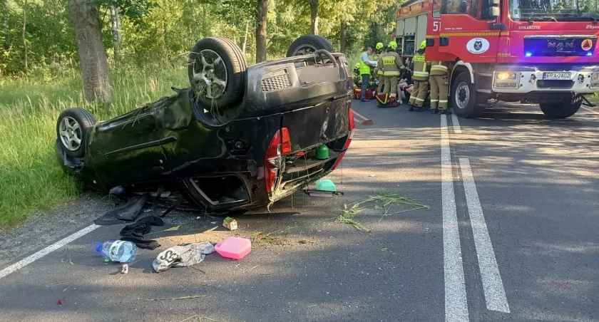 Auto wypadło z drogi i dachowało - kierowca był pijany