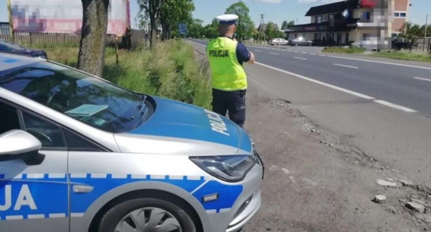 Złamał sądowy zakaz i jechał na fałszywych tablicach - policjantom tłumaczył, że chciał zawieźć syna na wycieczkę