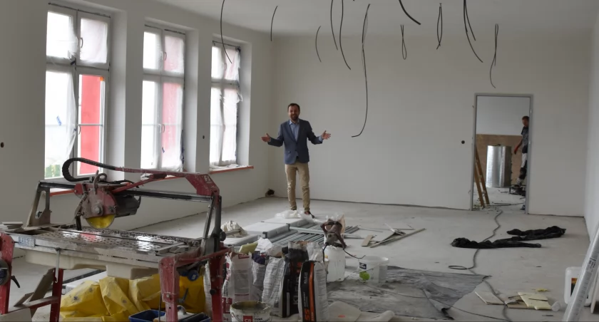 Budowa żłobka w Grębieniu na ukończeniu. Wójt Jacek Olczyk pokazuje inwestycję