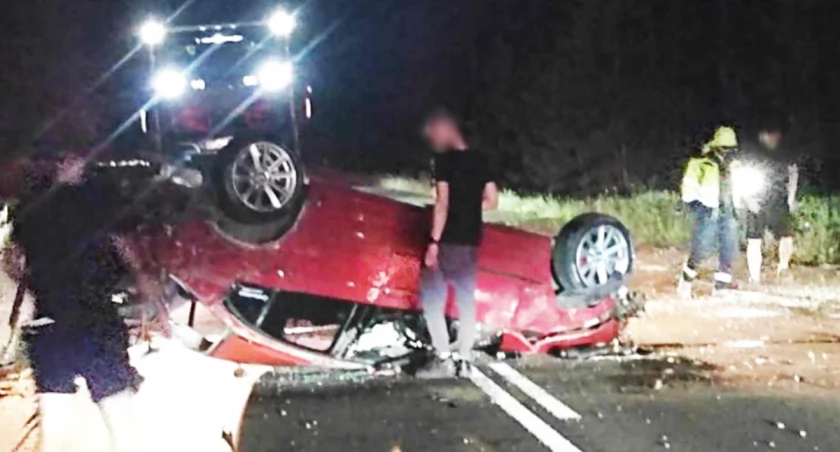 Kolizja BMW z sarną w Zielęcinie: Pasażerowie dachującego auta wyszli z niego o własnych siłach