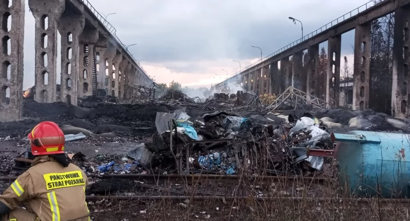 Tragiczny pożar składowiska odpadów w Woli Łaskiej: 11 rannych, jedna osoba w ciężkim stanie