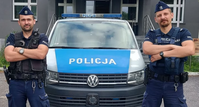  Sieradzcy policjanci uratowali rodzinę z płonącego domu w Wiechucicach