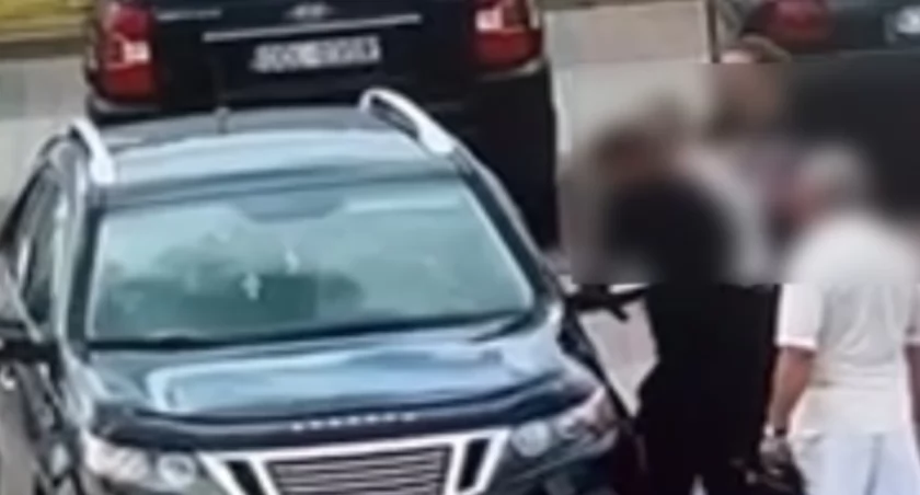 Totalna bezmyślność - zostawiła małe dziecko w rozgrzanym aucie, bo... poszła kupić spodnie