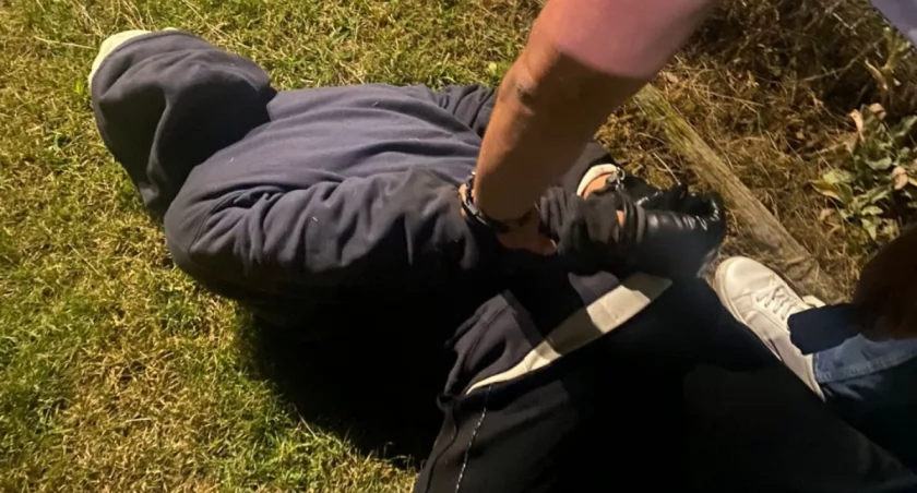 Włamywał się do ciężarówek i kradł paliwo - policjanci złapali go na gorącym uczynku