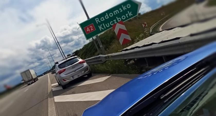 Przechodziła przez autostradę, bo... zabrakło jej paliwa. Pomogli funkcjonariusze