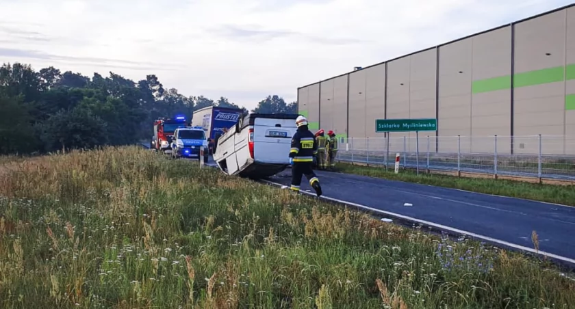 Dachowanie busa na drodze wojewódzkiej. 48-latek trafił do szpitala
