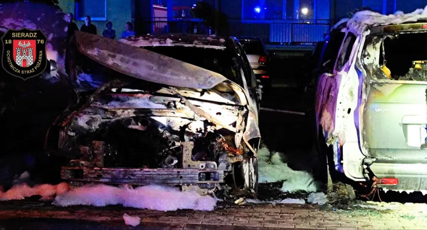 Nocny pożar na parkingu - trzy auta spłonęły, czwarto zostało uszkodzone
