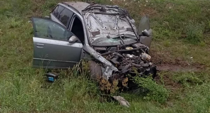 Wypadek na DW 482: Audi A4 w rowie, trzy osoby ranne
