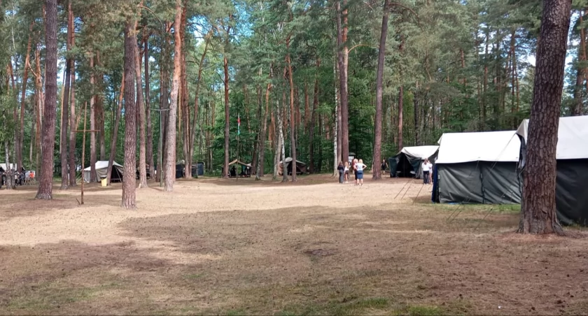 Niespokojna noc dla harcerzy - z powodu burzy musieli opuścić swoje obozy