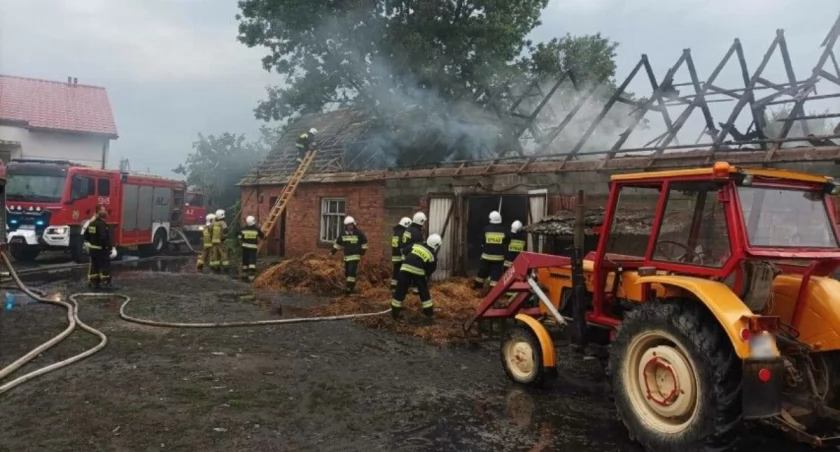 Burza nad Błaszkami - dwa budynki zapaliły się od uderzenia pioruna!