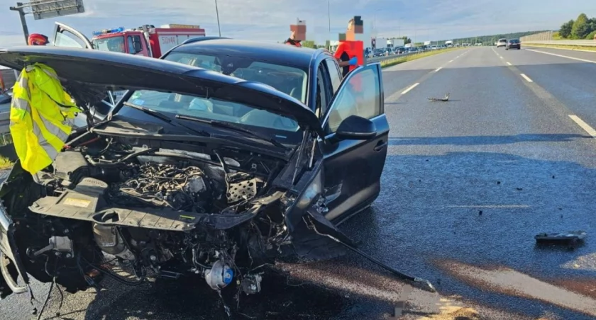25-latek zasnął za kierownicą - uderzył w bariery i ekrany na autostradzie