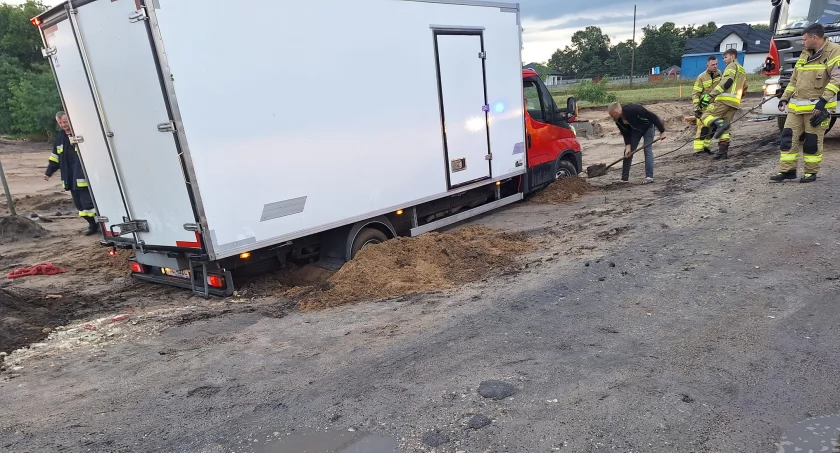 Auto zakopało się w grząskim terenie - kierowcy pomogli strażacy
