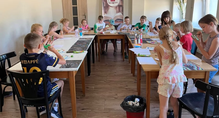 Kreatywne i plastyczne wakacje w Działoszynie - powstają ciekawe prace!